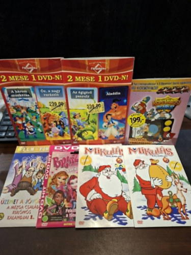 7 db mese DVD: Kópévárosi zsaruk, Mikulás kalandjai 2-3., Bratz lányok - Varázsszárnyak, Üzenet a jövőből - A Mézga család különös kalandjai 1., 2 mese 1 DVD-n (Az égig érő paszuly+Aladdin), 2 mese 1 DVD-n (A három muskétás+Óz