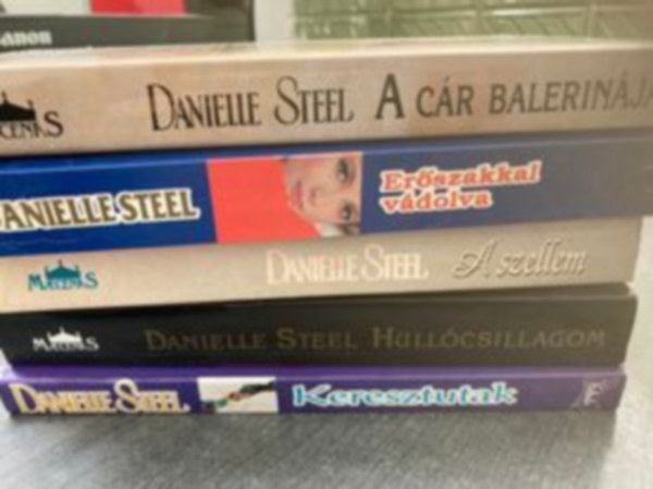 Danielle Steel - Keresztutak + Hullcsillagom + A szellem + Erszakkal vdolva + A cr balerinja