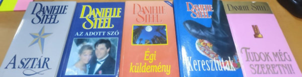 Danielle Steel - 5 db Danielle Steel: A sztr + Az adott sz + gi kldemny + Keresztutak + Tudok mg szeretni!