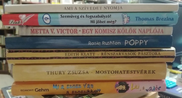 Thury Zsuzsa, Edith Klatt, Rosie Rushton, Metta V. Victor, Thomas Brezina Franziska Gehm - 7 db-os KÖNYVMENTŐ AJÁNLAT, ifjúsági: Mi a szösz van a szöszikkel?+ Mostohatestvérek+ Rénszarvasok pásztora+ Poppy+ Egy komisz kölök naplója+ Szemüveg és fogszabályzó!+ Ami a szívedet nyomja