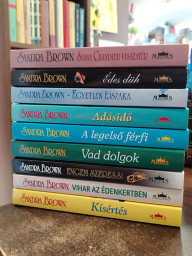 Brown Sandra - KÖNYVMENTŐ AJÁNLAT, 9 DB. Sandra Brown. Romantikus irodalom. Sunny Chandler visszatér+ Édes düh+ Egyetlen éjszaka+ Adásidő+ A legelső férfi+ Vad dolgok+ Engem szeress+ Vihar az édenkertben+ Kísértés