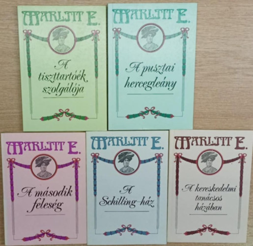 Marlitt E. - 5 db Marlitt E. k�tet: A tiszttart��k szolg�l�ja - A pusztai hercegle�nyx - A m�sodik feles�g - A Schilling-h�z - A kereskedelmi tan�csos h�z�ban
