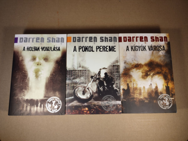 Darren Shan - Vros-trilgia 1-3. (A holtak vonulsa, A pokol pereme, A kgyk vrosa)