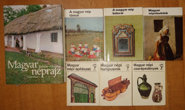 Balassa-Ortutay - 7 db a magyar b�pi m�v�szettel, n�prajzzal foglalkoz� kiadv�ny: Magyar n�prajz, A magyar n�p t�ncai, A magyar n�p b�torai, Magyar n�pviseletek, Magyar n�pi �p�t�szet, Magyar n�pi hangszerek, Magyar n�pi cser�ped�nyek