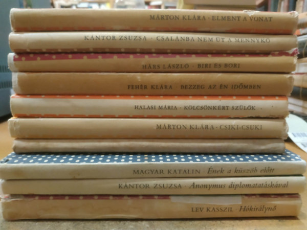 Fehér Klára, Hárs László, Kántor Zsuzsa Márton Klára - 10 pettyes könyvek: Leányfurfang; Ének a küszöb előtt; Anonymus diplomatatáskával; Hókirálynő; Elment a vonat; Csalánba nem üt a mennykő; Biri és Bori; Bezzeg az én időmben; Kölcsönkért szülők; Csiki-Csuki