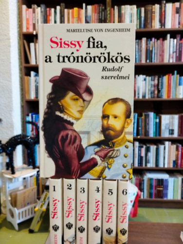Ingenheim Marieluise von - Sissy csomag 7 darabos K�NYVMENT� AJ�NLAT: Egy kisl�nyb�l cs�sz�rn� lesz, Egy sz�v �s egy korona, Egy cs�sz�rn� napl�j�b�l, Az �lmok kast�lya , A korona fekete gy�m�ntja, M�r csak az eml�kek, Sissy fia, a tr