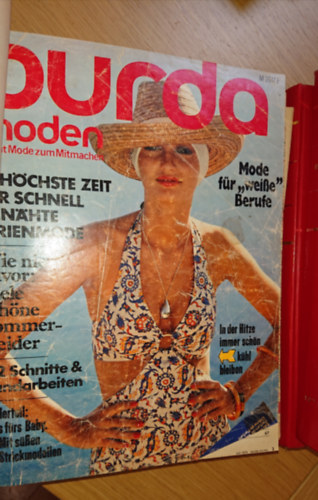 A nmet Burda magazin 1976-as teljes vfolyama kt ktetbe ktve minden szabsmintval s mellklettel