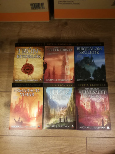 Michael J. Sullivan - Riyria-kr�nik�k 1-6. (Tr�nbitorl�k / Avempartha - Az elfek tornya / Birodalom sz�letik / A Smaragdvihar / T�lv�z idej�n / Percepliquis - Az elveszett v�ros)