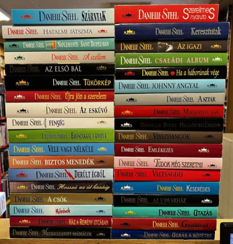 Danielle Steel - 36 db Danielle Steel kötet: Szárnyak, Hatalmi játszma, Naplemente Saint Tropez-ban, A szellem, Az első bál, Tükörkép, Újra jön a szerelem, Az esküvő, Fenség, Erőszakkal vádolva, Vele vagy nélküle, Biztos menedék, Derült égből, Ho