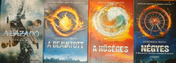 Veronica Roth - Négyes + A beavatott + A lázadó + A hűséges