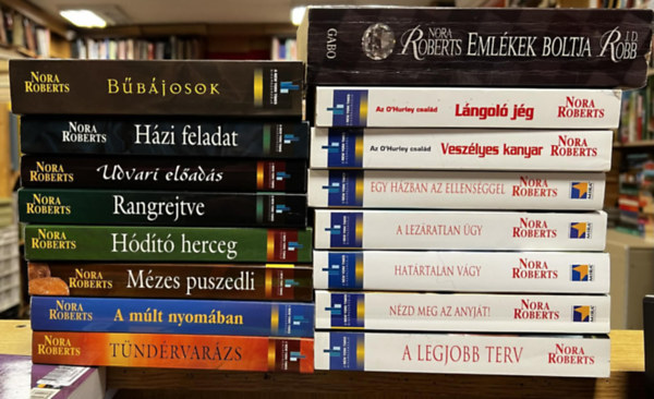 Nora Roberts - 16 db Nora Roberts k�tet: Eml�kek boltja, B�b�josok, H�zi feladat, Udvari el�ad�s, Rangrejtve, H�d�t� herceg, M�zes puszedli, A m�lt nyom�ban, T�nd�rvar�zs, L�ngol� j�g, Vesz�lyes kanyar, Egy h�zban az ellens�ggel, A lez�ratlan