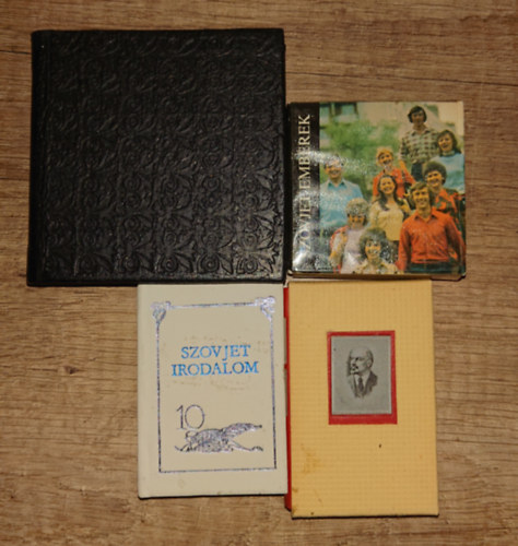 3 minikönyv a szovjet idősszakból ajándék német nyelvű minikönyvvel: Szovjet irodalom, Szovjet emberek, Lenin (kétnyelvű) + Lenin und Prag