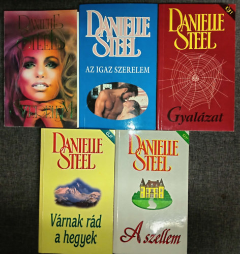 Danielle Steel - (5db) Danielle Steel romantikus k�nyvcsomag: Szerelem / Igaz szerelem / Gyal�zat / V�rnak r�d a hegyek / A szellem